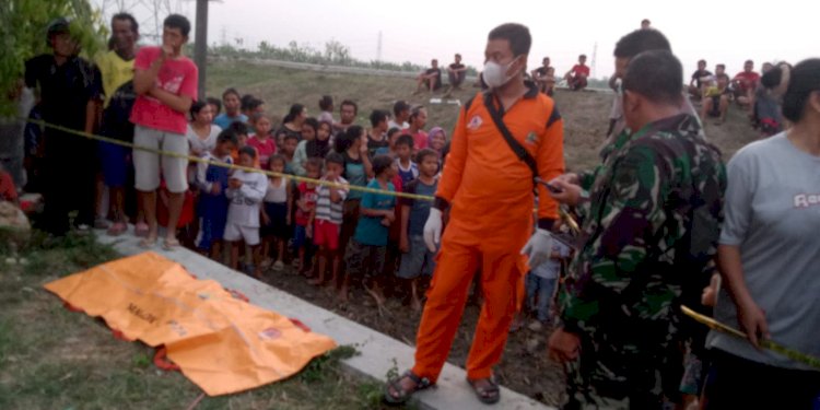  Petugas memasang melakukan pemeriksaan sosok bayi di TKP. RMOL Jateng