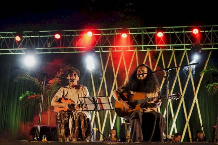 Musikalisasi puisi dibawakan RedaWidi (duet Reda Gaudiamo dan Ganesha Wibisana) yang berkolaborasi dengan Teater Lingkar, di Taman Indonesia Kaya, Sabtu (28/10) malam.  foto: dok. Taman Indonesia Kaya.