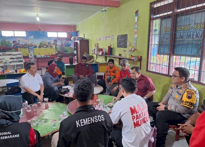 Balai Konservasi Sumber Daya Alam (BKSDA) Jawa Tengah dan instansi terkait tengah berkoordinasi melakukan pemetakan wilayah kebakaran hutan Taman Nasional Gunung Merbabu, Minggu (29/10). 