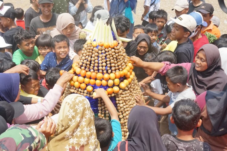 Gunungan dalam Grebeg Ojeg Drojogan menjadi rebutan warga.