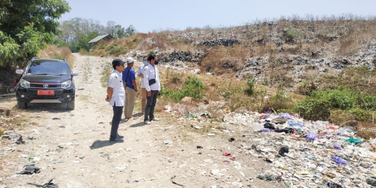 Kepala Dinas Lingkungan Hidup Rembang, Himawan Affandi saat meninjau TPA Landoh. RMOL Jateng