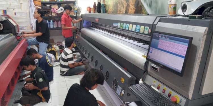 Karyawan Frans Printing saat memanasi mesin cetak. RMOL Jateng
