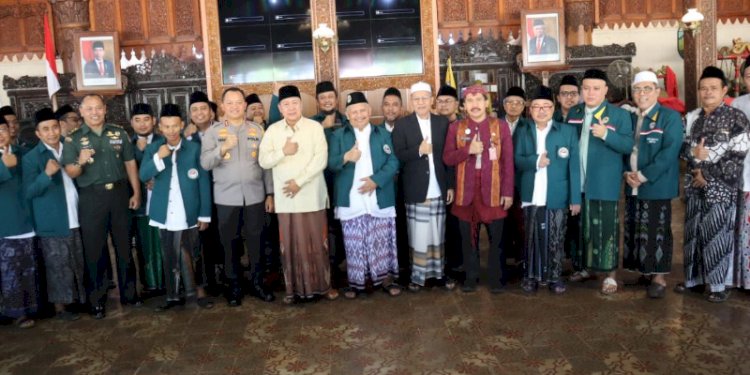  Pelantikan pengurus Majelis Pemimpin Cabang (MPC) Majelis Permusyawaratan Pengasuh Pesantren Se-Indonesia (MP3I) Kabupaten Jepara yang berlangsung, Senin (30/10), di Pendopo R,A, Kartini Jepara. RMOL Jateng