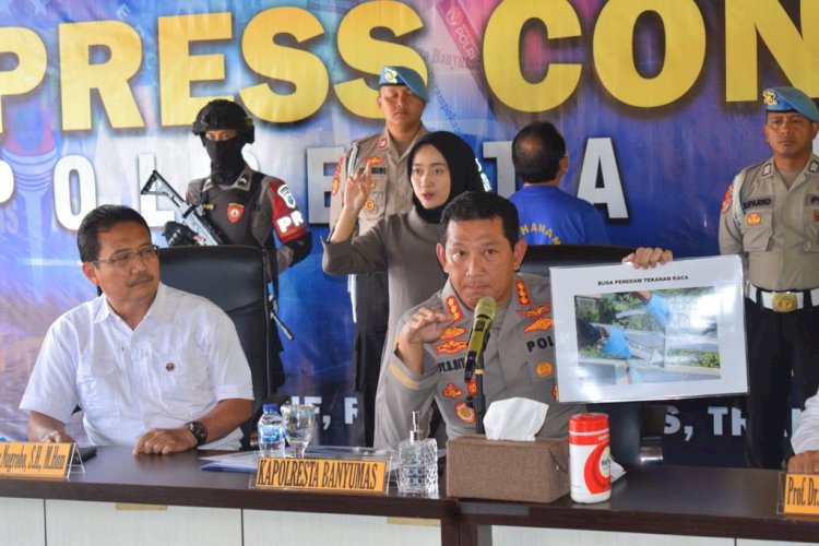 Kapolresta Banyumas Kombes Pol Edy Suranta Sitepu, SIK, MH, saat konferensi pers di pendopo Polresta Banyumas, Senin (30/10/23).