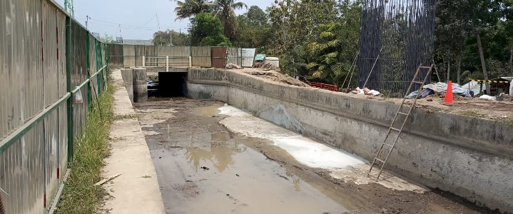Upaya pengecoran dinding oleh PT Jasamarga Joga Bawen (JJB) atas jebolnya lantai dan dinding Saluran Mataram yang berlokasi di Pekerjaan Jalan Tol Yogyakarta-Bawen Seksi 1 Ruas Yogyakarta-SS Banyurejo.