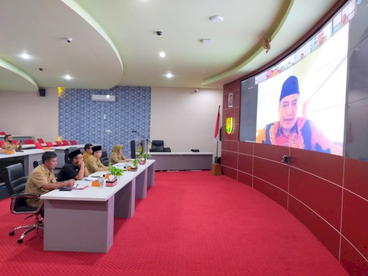 Bupati Zaenal Arifin memberi arahan secara virtual dalam Rakor POK Terpadu Akhir Triwulan III 2023.