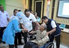 Lansia dan Disabilitas di Karanganyar Terima Bansos