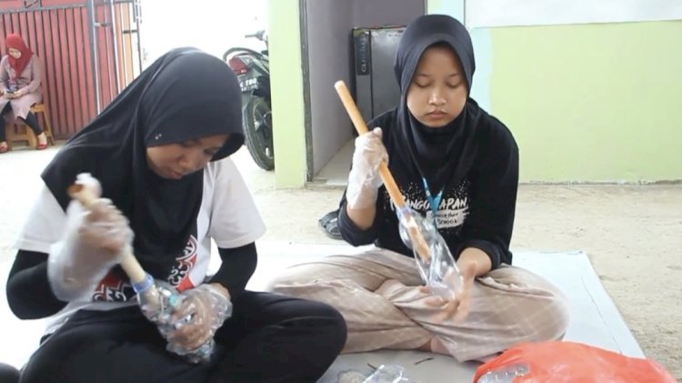 Mahasiswa UNY memanfaatkan sampah untuk pembuatan ecobrick. RMOL Jateng