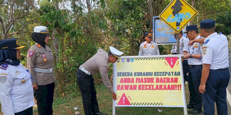Anggota Satlantas Polres Salatiga dan Dinas Perhubungan Kota Salatiga saat memasang papan himbau berhati-hati di Jalan Lingkar Selatan Salatiga, Rabu (1/10). RMOL Jateng