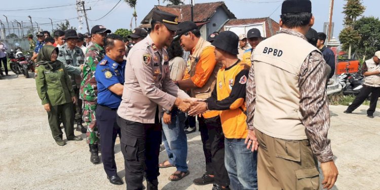  Kapolsek Iptu Ari Purwanto saat mengalami satu persatu tim Operasi Kemanusiaan Karhutla di kawasan TNGM, Rabu (1/11). RMOL Jateng