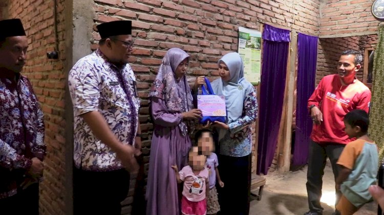 Wabup Rembang M Hanies Chollil Barro saat memberikan telur dari hasil sedekah telur ke warga yang membutuhkan.