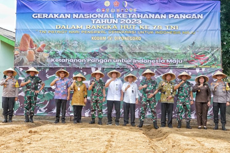 Kasdam IV/Diponegoro, Dandim 0705/Magelang, dan Sekda Kabupaten Magelang dalam kegiatan penanaman jagung di Kelurahan Wates, Kota Magelang. (dok)