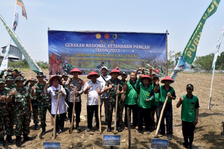 Dandim 0717/Grobogan Letkol Arh Muda Setyawan saat mengikuti tanam jagung Hybrida R7 