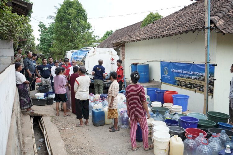 Bantuan air bersih Proyek Strategis Nasional KIT Batang ke desa yang mengalami kekeringan