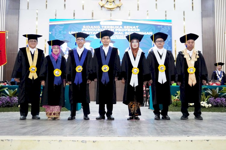 Rektor Unsoed Prof. Dr.Ir Akhmad Sodiq M.Sc., Agr., IPU (kanan), dan Ketua Senat Unsoed Prof. Dr. Ir. Mas Yedi Sumaryadi, M.S., IPU, ASEAN. Eng (kiri) berfoto Bersama kelima profesor baru. 