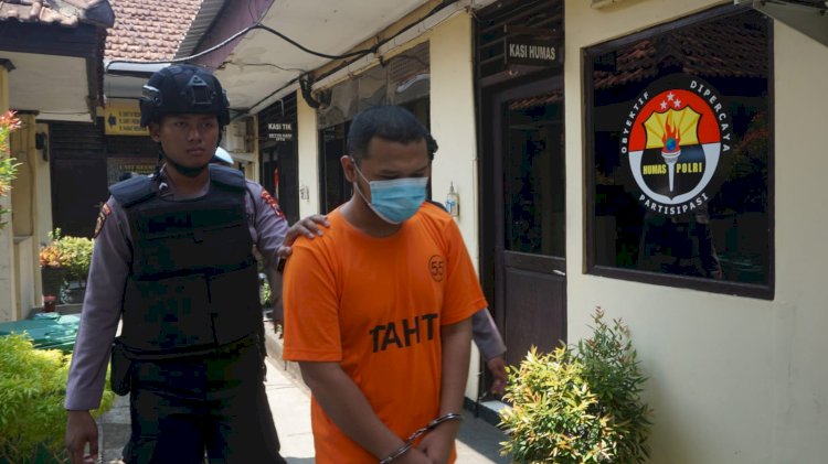 Tersangka FA (23) karyawan swasta warga Desa Kejobong, Kecamatan Kejobong,  Kabupaten Purbalingga, saat digiring petugas