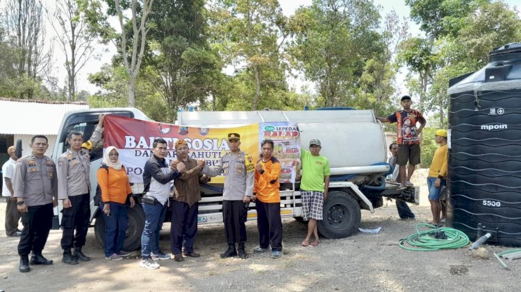 Sebanyak 18 tanki air bersih disalurkan Polres Boyolali bagi masyarakat terdampak kebakaran hutan dan Lahan (Karhutla) Gunung Merbabu, Kamis (2/1). RMOL Jateng