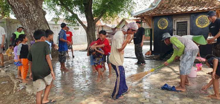 Warga basah kuyup akibat perang cendol dawet.