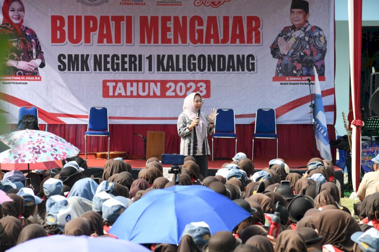 Bupati Purbalingga Dyah Hayuning Pratiwi saat mengisi kegiatan Bupati Mengajar di SMKN 1 Kaligondang, Jumat (3/11/2023).