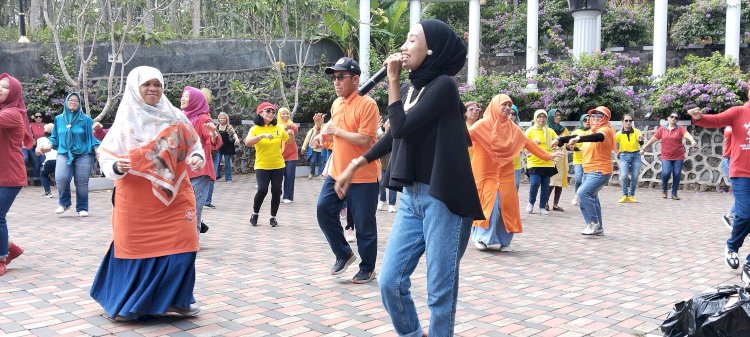 Mantan Wakil Walikota Salatiga Muh Harris beserta istri, Ida  Nurul Farida Haris ikut merayakan Ulang tahun Line Dance Dirgantara Kota Salatiga ke-4 di Taman Sidomukti Salatiga, Sabtu (4/11). 