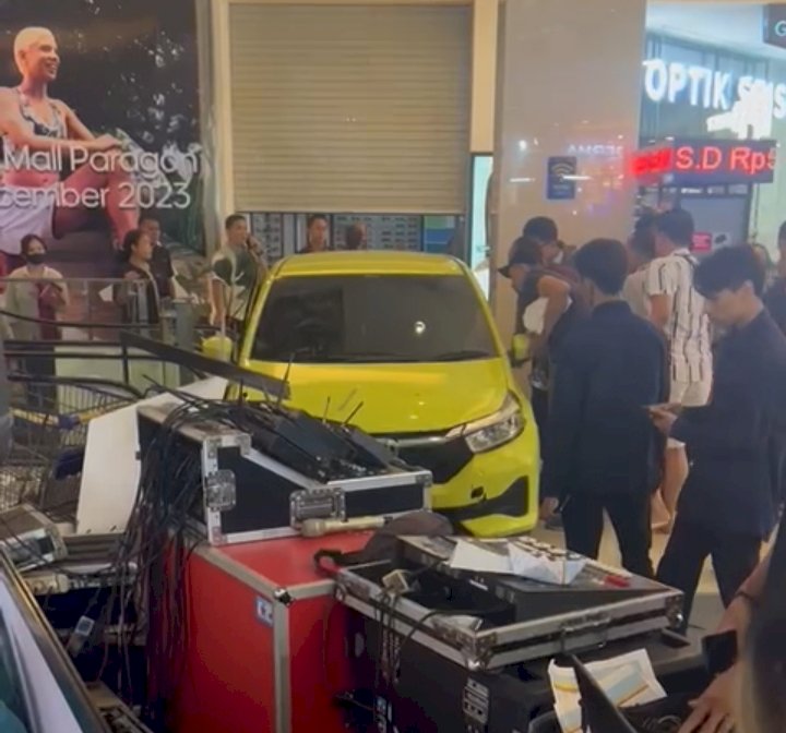 Mobil Honda Brio yang sempat meluncur lepas kendali di area atrium Mall Pollux Paragon Semarang, Sabtu (4/11) malam. 