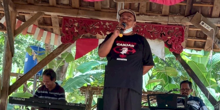 Ketua Sahabat Ganjar Rembang Sunarto saat memberikan arahan kepada tim di Rembang. RMOL Jateng