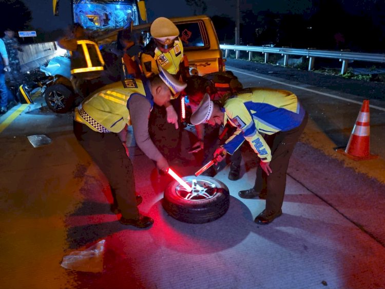 Petugas mendatangi TKP Kecelakaan maut di ruas Tol Boyolali .