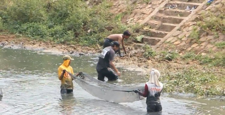 Warga mencari ikan karena kondisi air embung menyusut