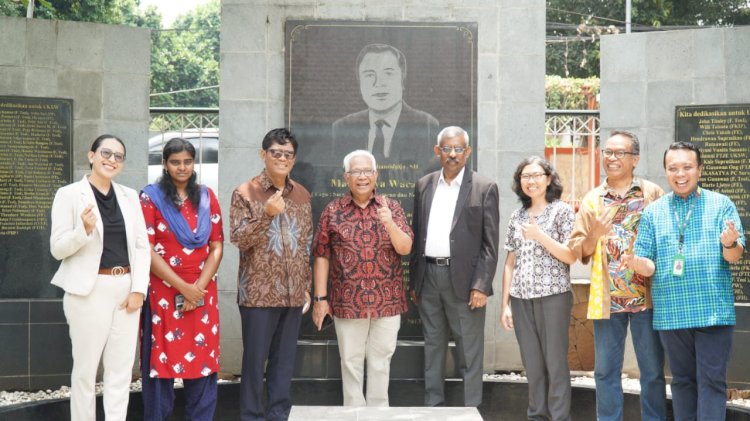 Perwakilan UKSW Wakil Rektor Wakil Yafet Yosafet Wilben Rissy saat menerima kunjungan delegasi United Board (UB) dan Universitas Kristen Duta Wacana (UKDW), di Rumah Noto, Minggu (5/11). 