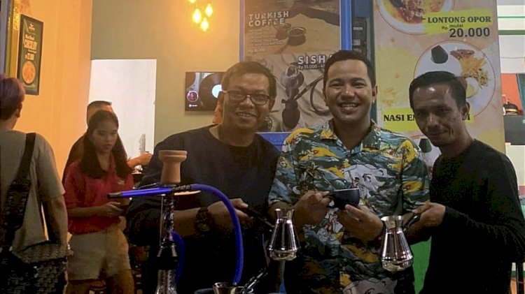 Pengunjung menikmati kopi bakar di Sarang Buaya. Dok 