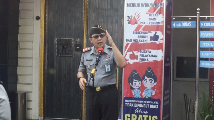 Kepala Rutan Salatiga Redy Agian memimpin apel perdana di Rutan Kelas IIB Salatiga, Senin (6/11). RMOL Jateng