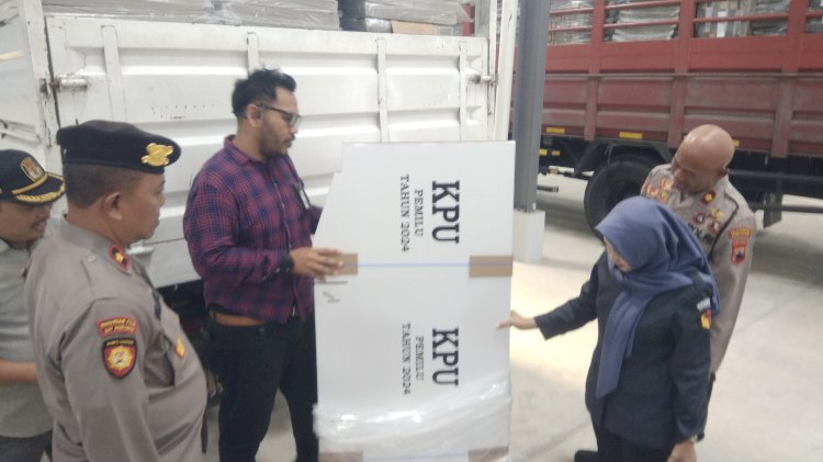 KPU kota Semarang menerima Logistik berupa Bilik suara di  Gudang Logistik KPU Kota Semarang. RMOL Jateng