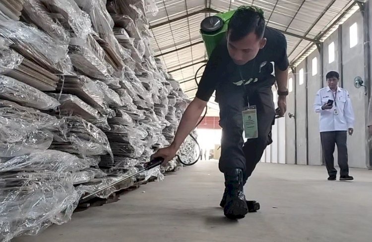 Petugas KPU Batang menyemprot logistik Pemilu 2024 dengan cairan antirayap