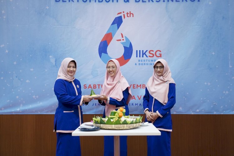 Ketua IIKSG, Titis Soni Heri (tengah), memberikan potongan tumpeng secara simbolis kepada Pembina IIKSG, Diana Fardhi Sjahrul Ade (sebelah kiri), dalam puncak perayaan HUT IIKSG ke-6 di Ballroom Fave Hotel Rembang,  pada Minggu (5/11).