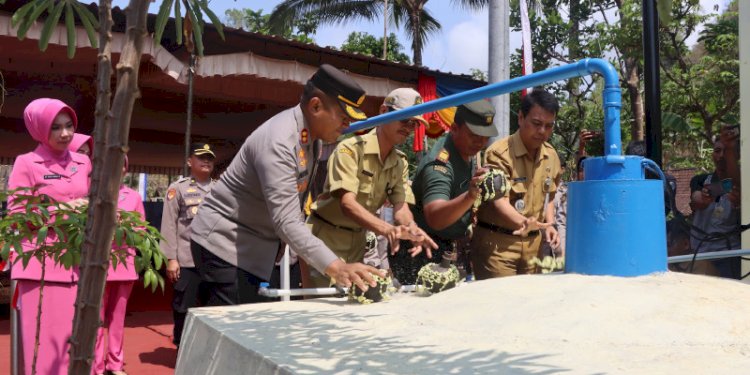 Kapolres Wonogiri AKBP Andi Muhammad Indra Waspada Amirullaha menyerahkan bantuan sumur bor dan pompa air ke Desa Paranggupito, Selasa (7/11). RMOL Jateng
