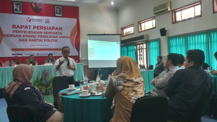 Rapat Persiapan Penyelesaian Sengketa Dengan Komisi Pemilihan Umum dan Partai Politik di Hotel Dewi Ratih.