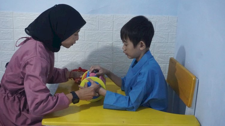 Layanan terapi anak berkebutuhan khusus di Lembaga Kesejahteraan Sosial Anak (LKSA) Nimas Srikandi, Kota Pekalongan