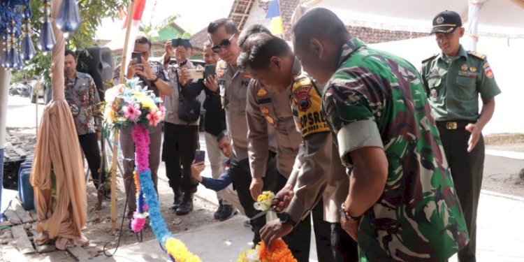 Kapolres berikan sembako pada warga usai penyerahan bantuan sumur dan sarana air bersih pada warga Genjahan. RMOL Jateng