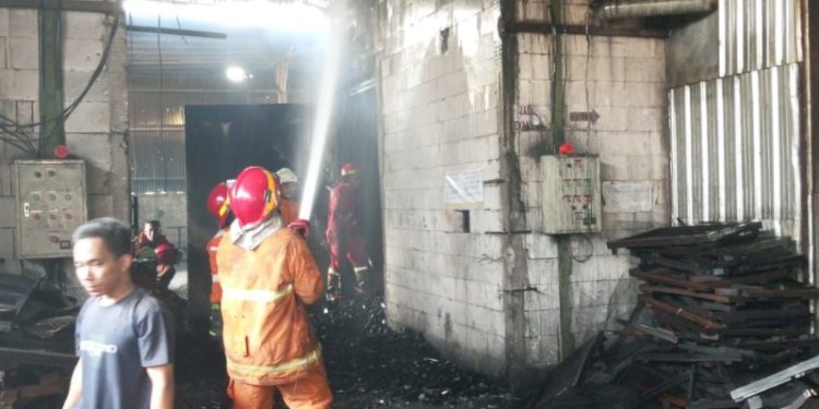  Sejumlah PMK dan dibantu karyawan Pabrik Briket CV Prime Diva Patemon di Dusun Jetis, Desa Patemon, Kecamatan Tengaran, Kabupaten Semarang memadamkan api muncul dari oven terbakar. RMOL Jateng 