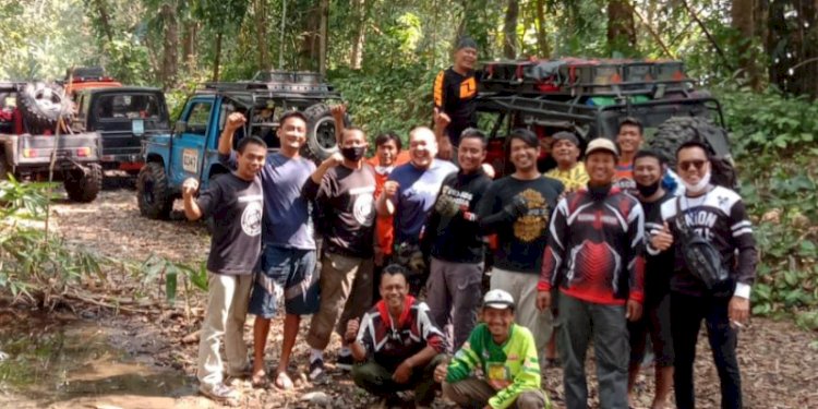  Budi SB berpose bersama anggota Komunitas Jeep Kalijogo, Demak. Dok 
