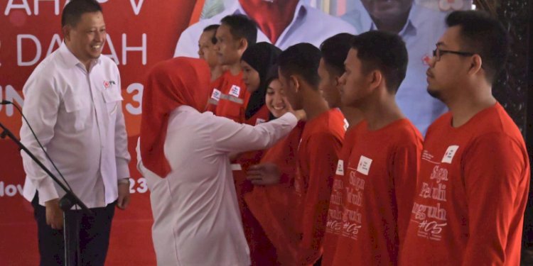 Bupati Purbalingga Dyah Hayuning Pratiwi saat memakaikan jaket kepada Tim Siaga Bencana Berbasis Masyarakat (SIBAT). RMOL Jateng