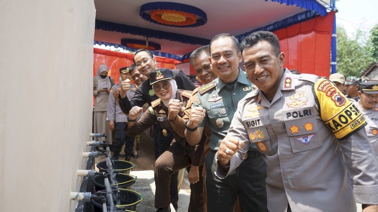 Kapolres Sukoharjo AKBP Sigit dan forkopimda dan saat meresmikan sumur bor untuk warga desa Watubonang. RMOL Jateng