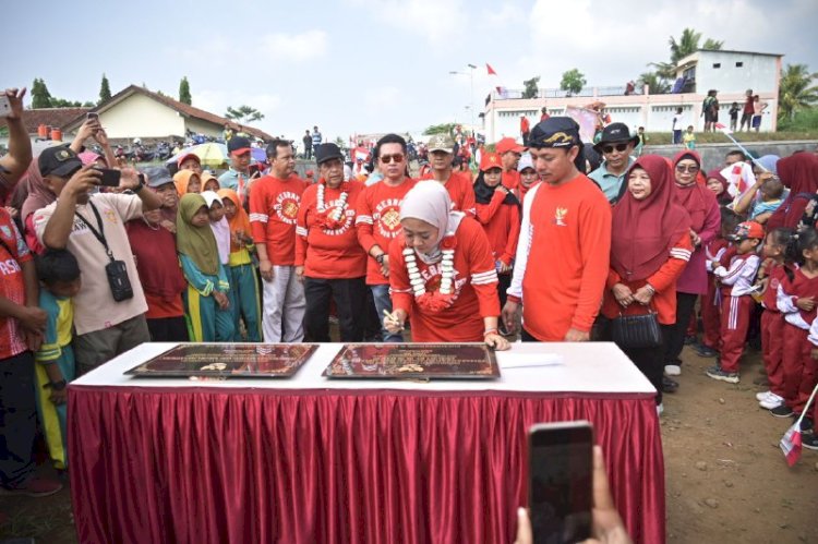 Bupati Purbalingga Purbalingga Dyah Hayuning Pratiwi menandatangani prasasti tanda peresmian stadion mini Gelora Jaka Kusuma Desa Karangcegak, Kecamatan Kutasari. 