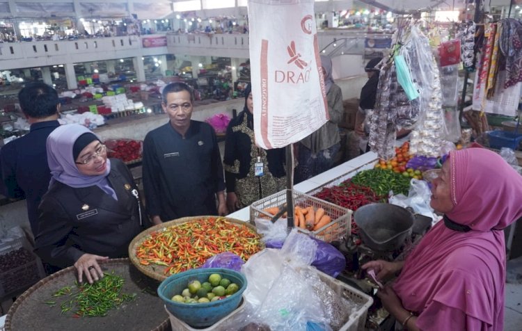 Penjabat Bupati Batang Lani Dwi Rejeki melakukan inspeksi mendadak terkait lonjakan harga cabai