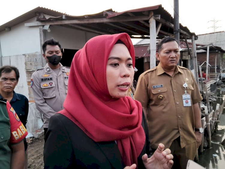 Bupati Demak, dr Eisti'anah di sela - sela kegiatan bansor di kawasan Pesisir Demak.
