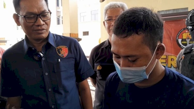 Kasat Rekrim Polres Demak bersama dengan pelaku pembegalan saat konfrensi pers di Makopolres Demak, Kamis (7/11).