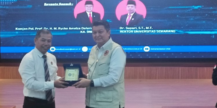 Rektor USM Dr Supari ST, bersalaman dengan Kepala BNPT Komjen Poll Prof Dr H Mohammad Rycko Amelza Dahniel MSi, saat seminar di kampus USM. RMOL Jateng
