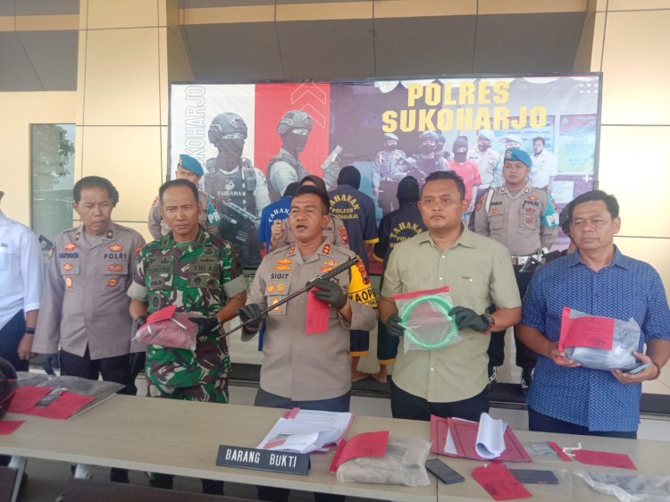 Kapolres Sukoharjo dalam konferensi pers kasus MIR dan AW, dua pelaku penganiayaan yang diamankan Polres Sukoharjo.
