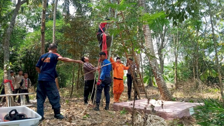 Polisi melakukan olah TKP meninggalnya korban di Kelurahan Bojong, Purbalingga. 