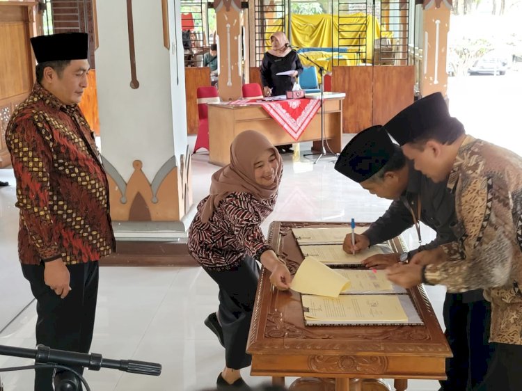 Disaksikan Bupati Zaenal Arifin, Ketua KPU dan Ketua Bawaslu meneken Naskah Perjanjian Hibah Pilbup Magelang 2024.